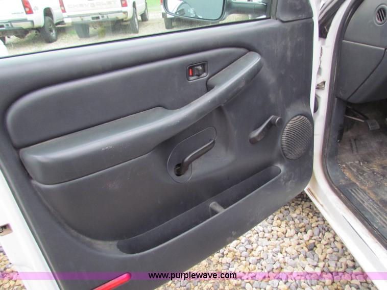 image for item B7220 2002 Chevrolet Silverado K3500 pickup truck