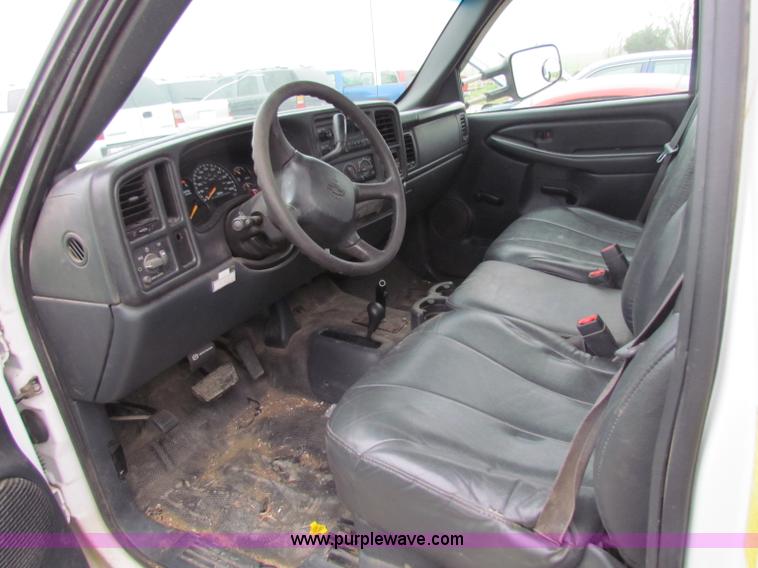 image for item B7220 2002 Chevrolet Silverado K3500 pickup truck