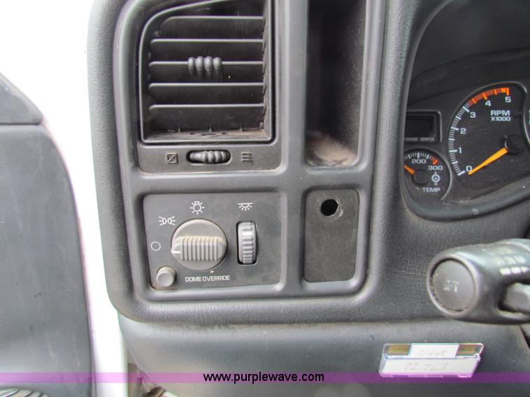 image for item B7220 2002 Chevrolet Silverado K3500 pickup truck