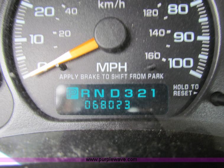 image for item B7220 2002 Chevrolet Silverado K3500 pickup truck