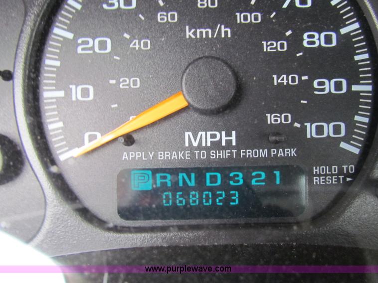 image for item B7220 2002 Chevrolet Silverado K3500 pickup truck