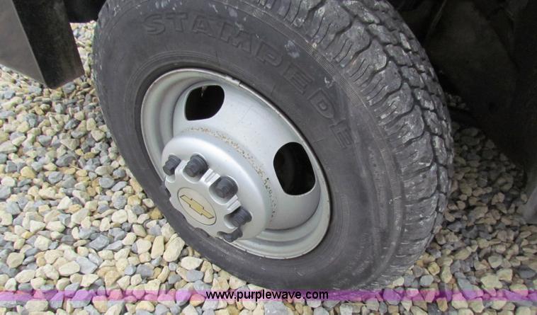 image for item B7220 2002 Chevrolet Silverado K3500 pickup truck