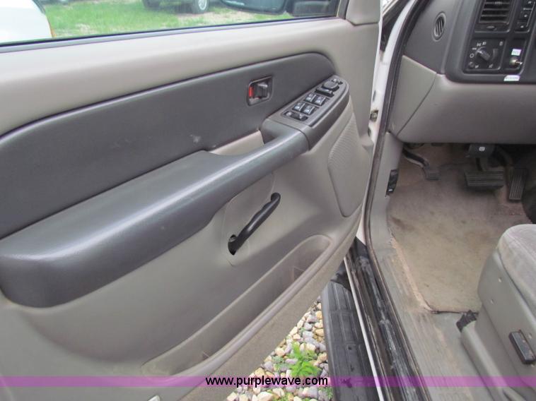 image for item B7228 2003 Chevrolet Suburban K2500 SUV