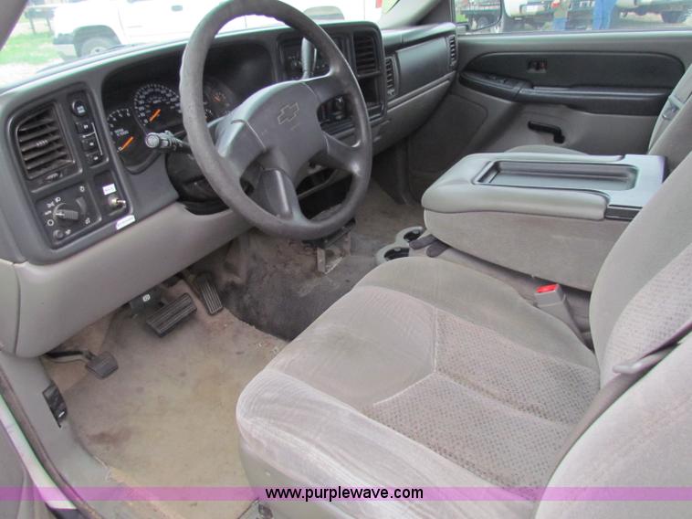 image for item B7228 2003 Chevrolet Suburban K2500 SUV
