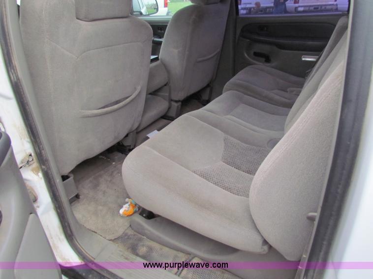 image for item B7228 2003 Chevrolet Suburban K2500 SUV