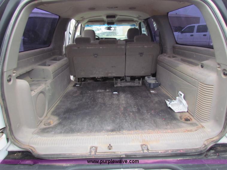image for item B7228 2003 Chevrolet Suburban K2500 SUV