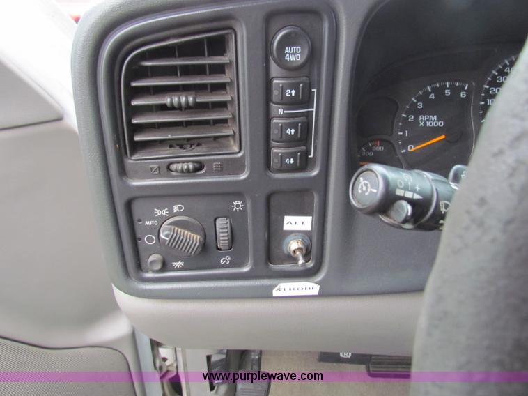 image for item B7228 2003 Chevrolet Suburban K2500 SUV