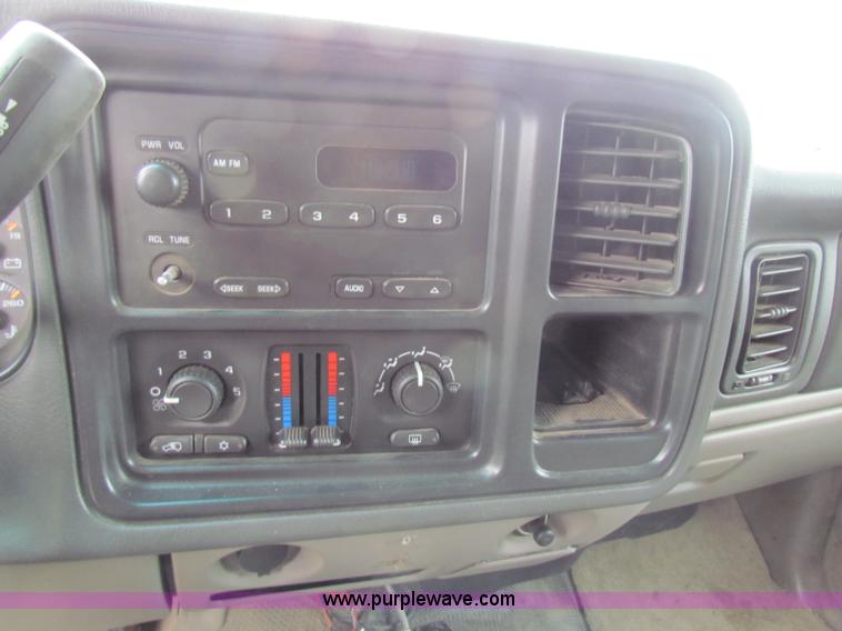 image for item B7228 2003 Chevrolet Suburban K2500 SUV