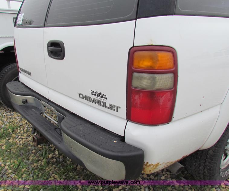 image for item B7228 2003 Chevrolet Suburban K2500 SUV
