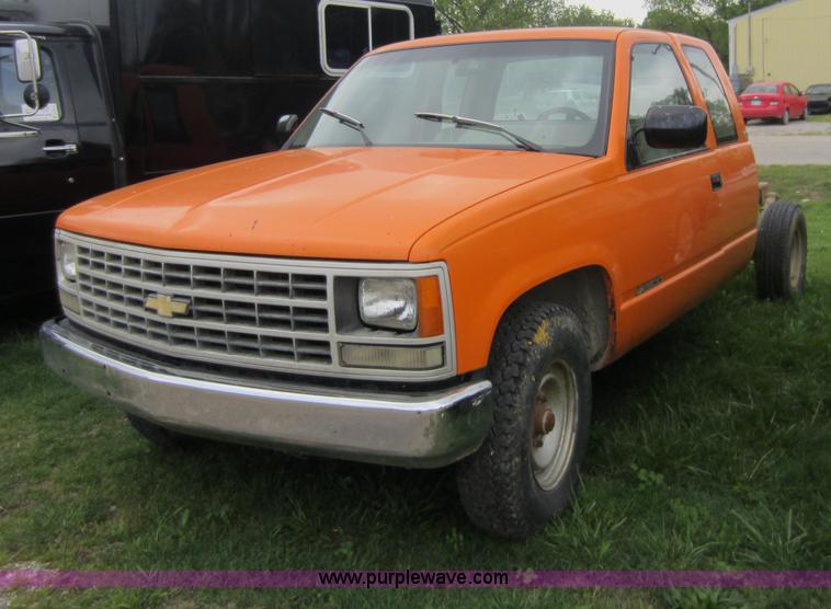 image for item C5438 1988 Chevrolet 3500 extended cab pickup truck cab and chassis