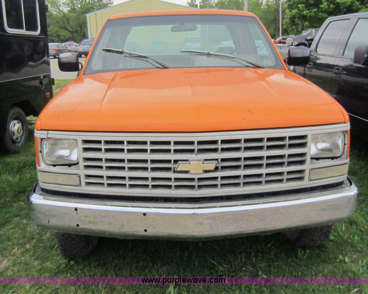 image for item C5438 1988 Chevrolet 3500 extended cab pickup truck cab and chassis