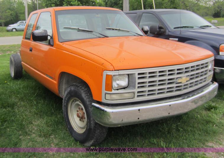 image for item C5438 1988 Chevrolet 3500 extended cab pickup truck cab and chassis