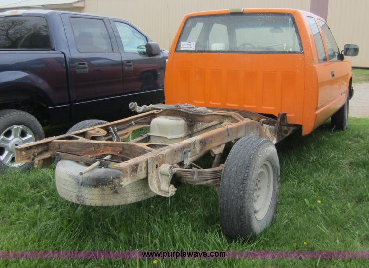 image for item C5438 1988 Chevrolet 3500 extended cab pickup truck cab and chassis