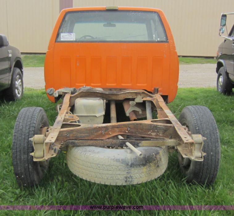 image for item C5438 1988 Chevrolet 3500 extended cab pickup truck cab and chassis