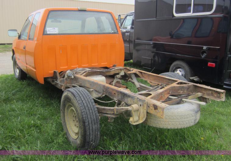 image for item C5438 1988 Chevrolet 3500 extended cab pickup truck cab and chassis