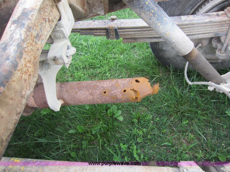 image for item C5438 1988 Chevrolet 3500 extended cab pickup truck cab and chassis