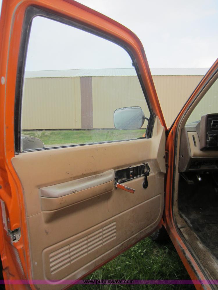 image for item C5438 1988 Chevrolet 3500 extended cab pickup truck cab and chassis