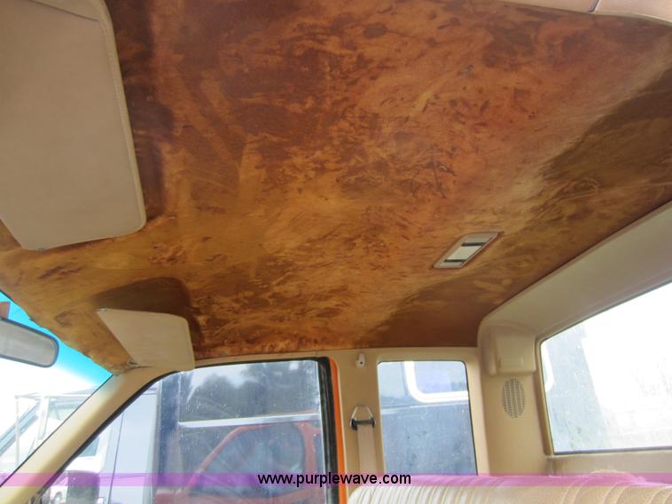 image for item C5438 1988 Chevrolet 3500 extended cab pickup truck cab and chassis