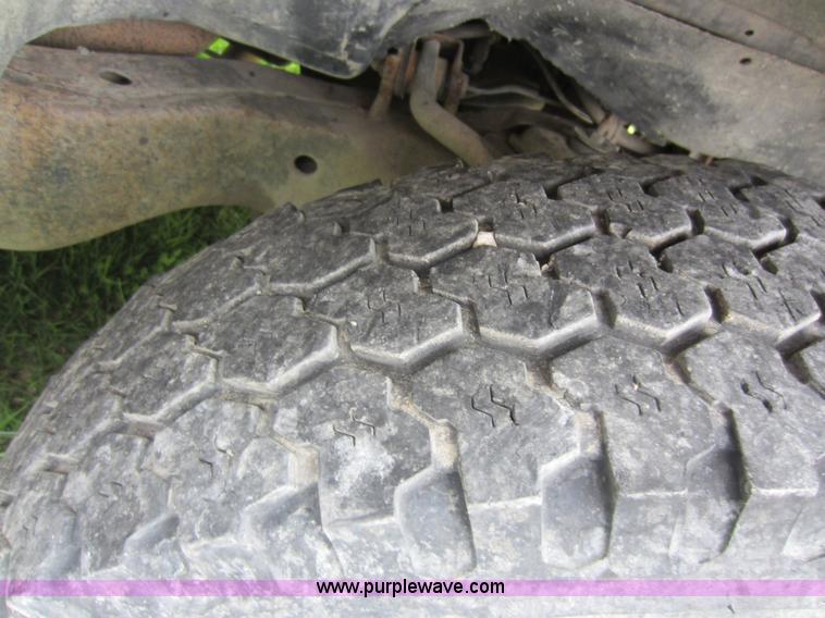 image for item C5438 1988 Chevrolet 3500 extended cab pickup truck cab and chassis