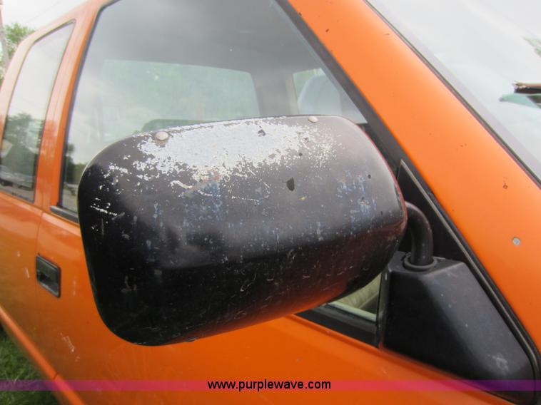 image for item C5438 1988 Chevrolet 3500 extended cab pickup truck cab and chassis