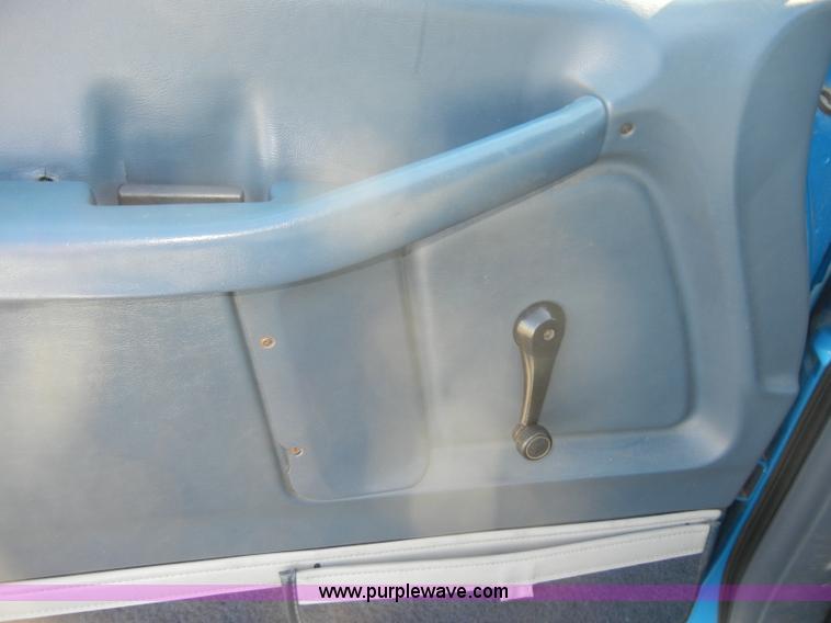 image for item D4018 1996 Ford Aerostar XLT mini van