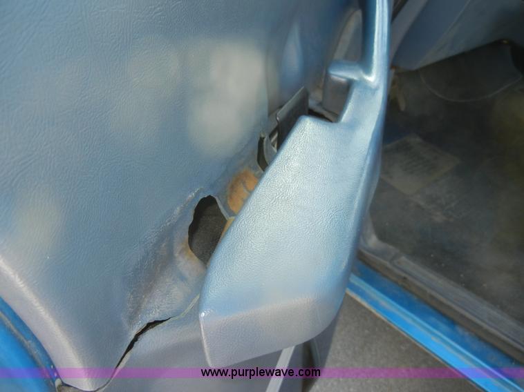 image for item D4018 1996 Ford Aerostar XLT mini van