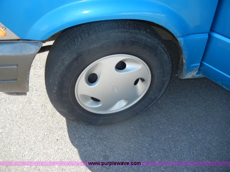 image for item D4018 1996 Ford Aerostar XLT mini van