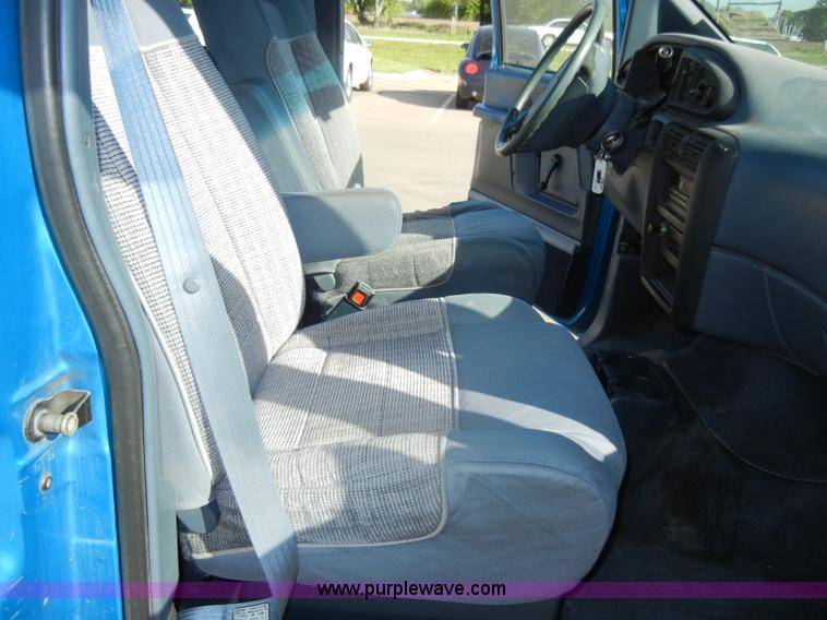 image for item D4018 1996 Ford Aerostar XLT mini van
