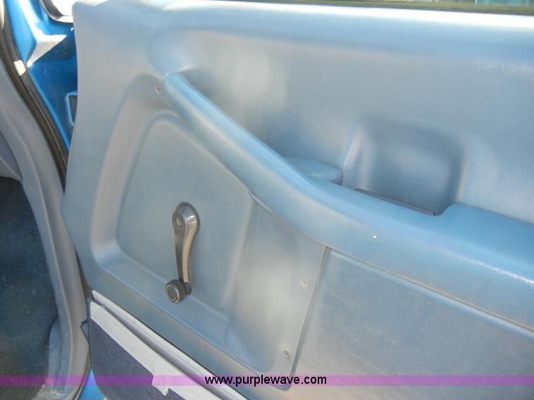 image for item D4018 1996 Ford Aerostar XLT mini van