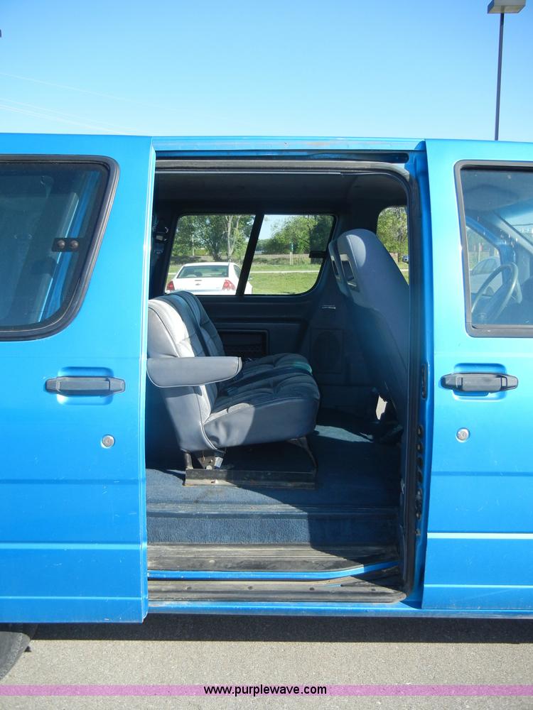 image for item D4018 1996 Ford Aerostar XLT mini van