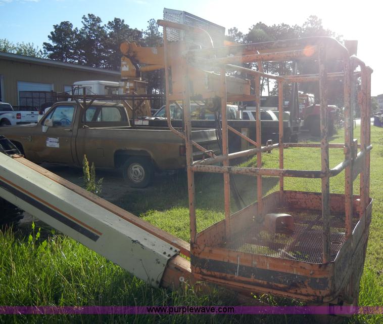 image for item D4019 1991 JLG 60HA TopGun self propelled boom lift