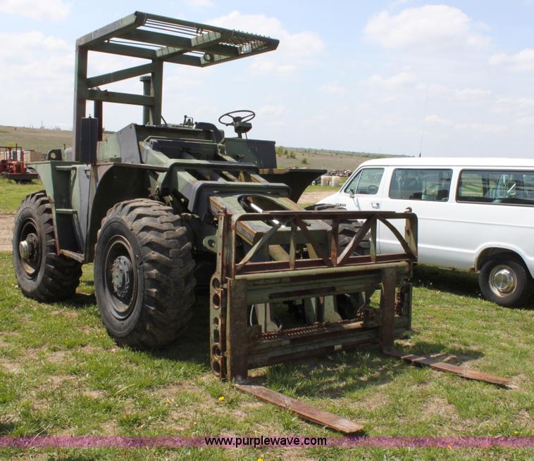 image for item D7698 Chrysler forklift