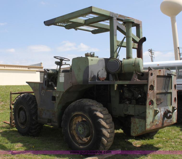 image for item D7698 Chrysler forklift