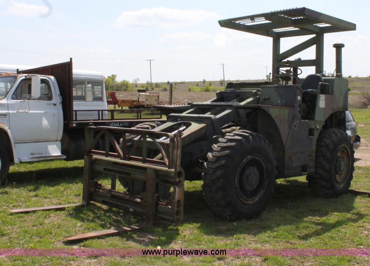 image for item D7698 Chrysler forklift