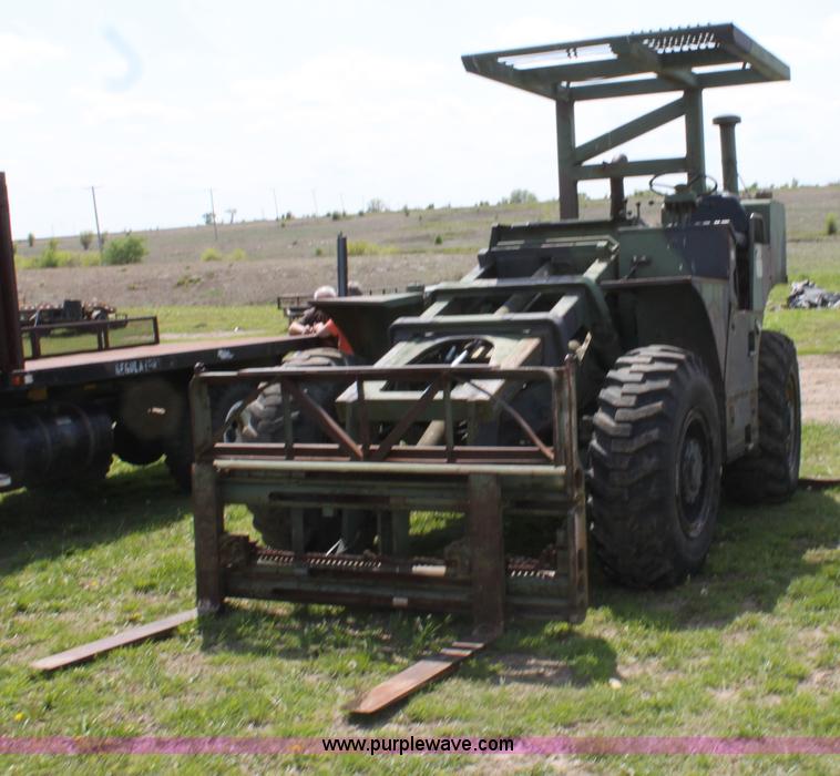 image for item D7698 Chrysler forklift