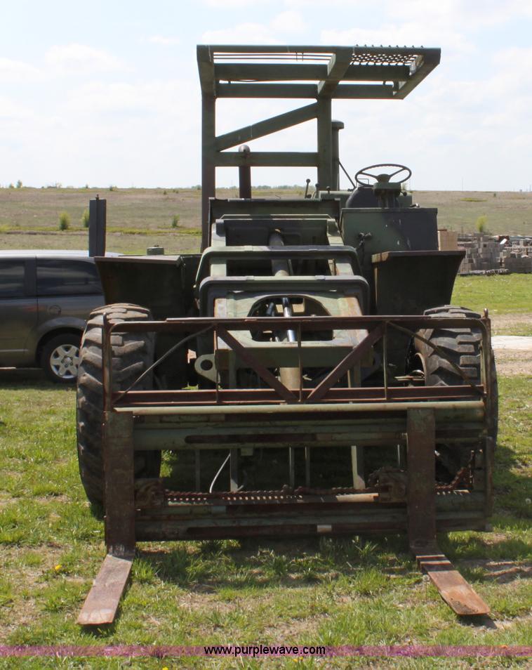 image for item D7698 Chrysler forklift