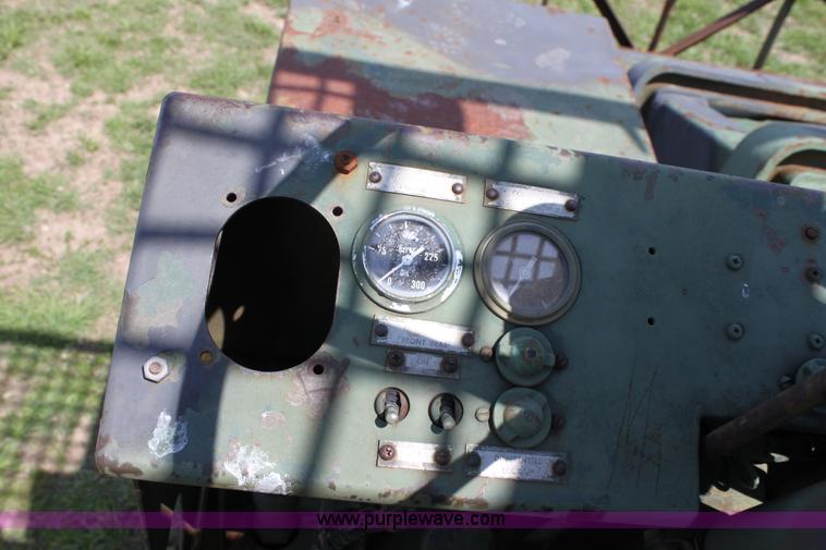 image for item D7698 Chrysler forklift