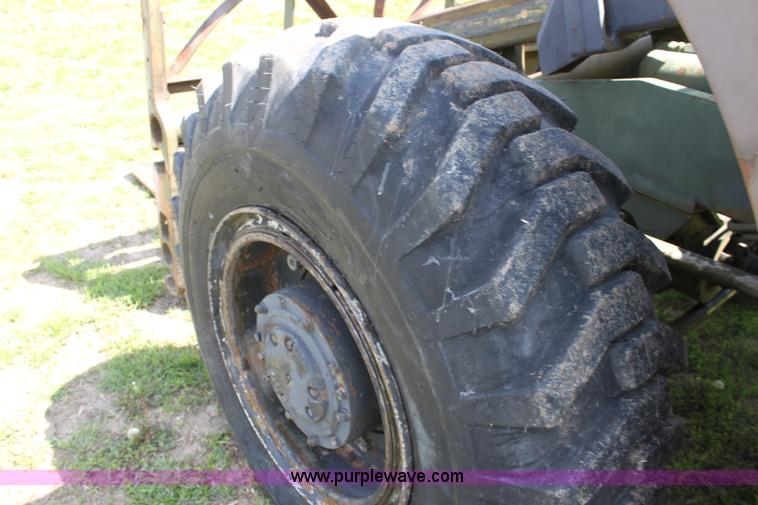 image for item D7698 Chrysler forklift