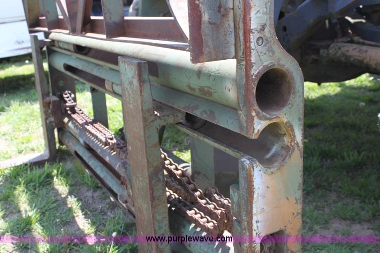 image for item D7698 Chrysler forklift