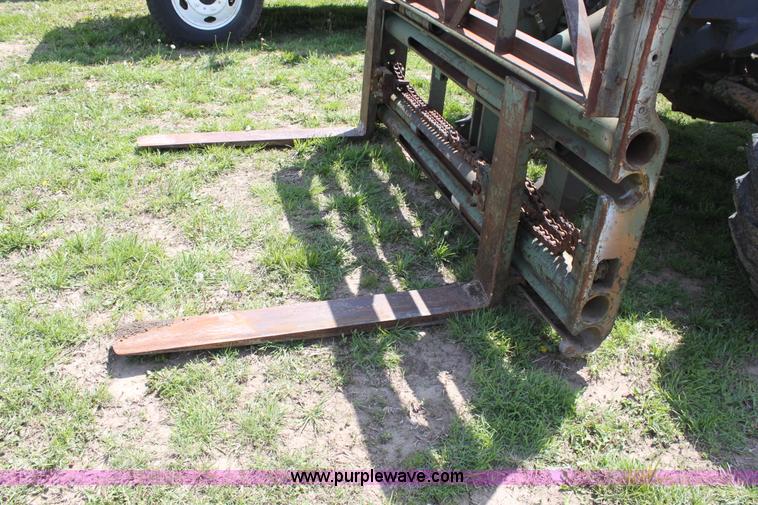 image for item D7698 Chrysler forklift