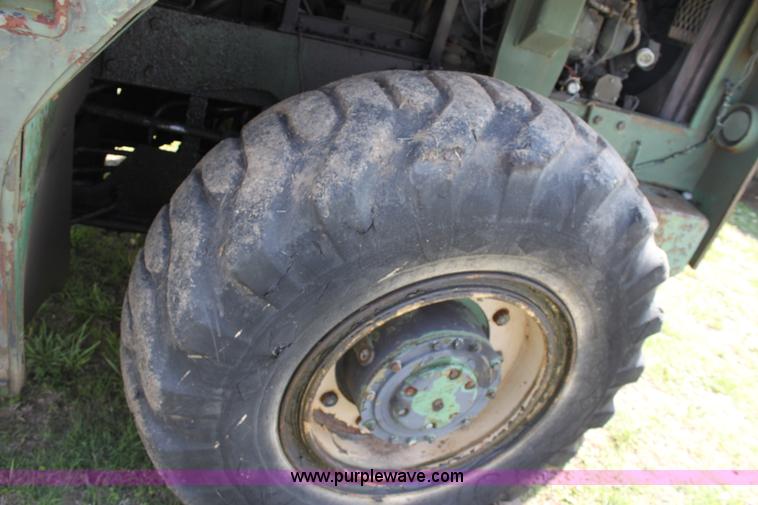 image for item D7698 Chrysler forklift