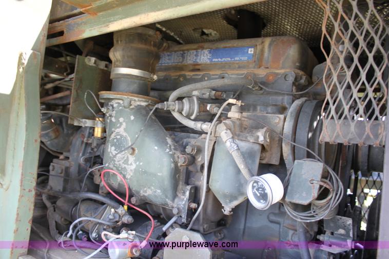 image for item D7698 Chrysler forklift