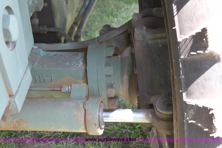 image for item D7698 Chrysler forklift