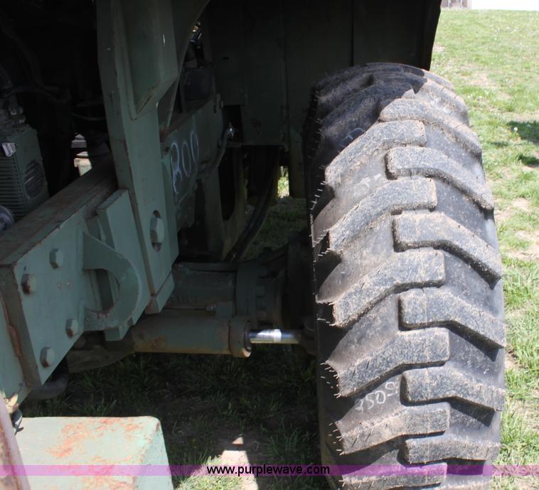 image for item D7698 Chrysler forklift