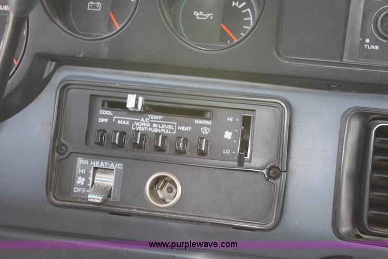 image for item D7700 1991 Dodge Ram B350 van