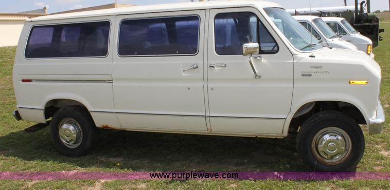 image for item D7702 1989 Ford E250 van