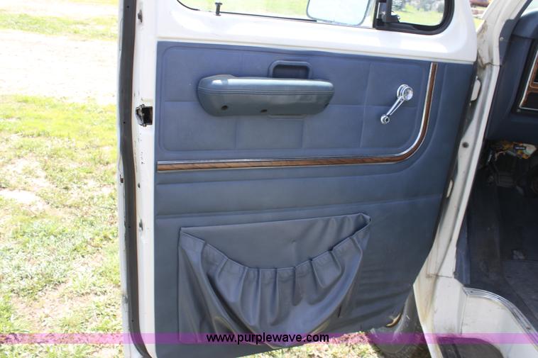 image for item D7702 1989 Ford E250 van