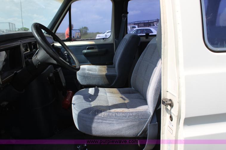 image for item D7702 1989 Ford E250 van