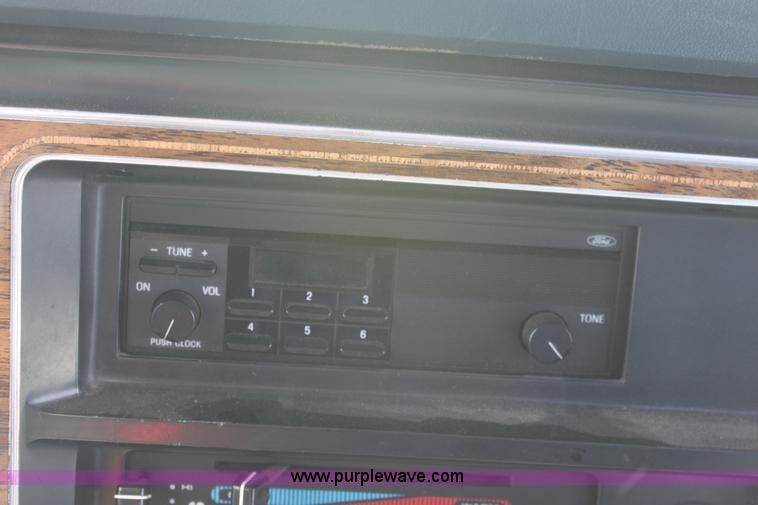 image for item D7702 1989 Ford E250 van