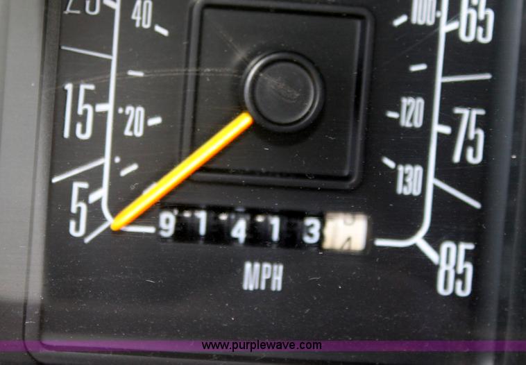 image for item D7702 1989 Ford E250 van